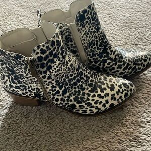 Spotted booties in size 9 in like mew condition